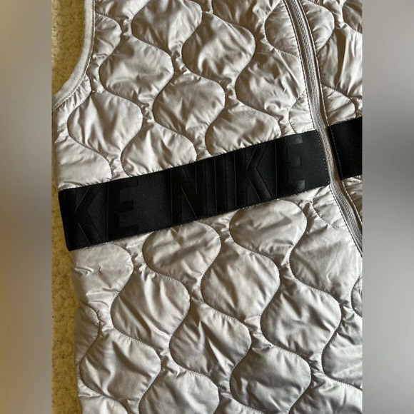 Nike Aerolayer Running Vest, gray/black. Women’s small - Picture 3 of 10